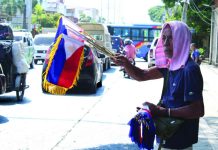 KEEPERS OF THE COLORS: Ilonggo flag vendors carry spirit of independence For Eddie Custodio from Lapuz, Iloilo City, selling flags is a tradition spanning more than 30 years. He travels between Lapuz, Jaro, and other locations, carrying his inventory and patiently waiting for customers. “Tatlo akon nga mga kabataan. Ang pagbaligya ko sini nakabulig man gamay kag nakatapos na sila eskwela,” he said proudly.