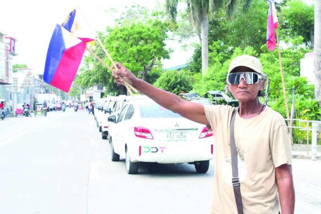 At 55, Roger Garcia has spent over 10 years selling Philippine flags in Iloilo every June. Orphaned at birth and with no permanent address to return to when the day ends, yet his determination is remarkable. During Independence Day season, he purchases flag supplies with money painstakingly saved from parking assistance jobs and odd work.
