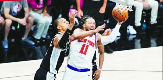New York Knicks guard Jalen Brunson goes for a tough shot while being defended by San Antonio Spurs center Victor Wembanyama. YAHOO SPORTS PHOTO