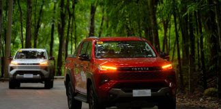 Hilux 2.8 4x4 Conquest (front) & Hilux 2.8 4x2 G (back)