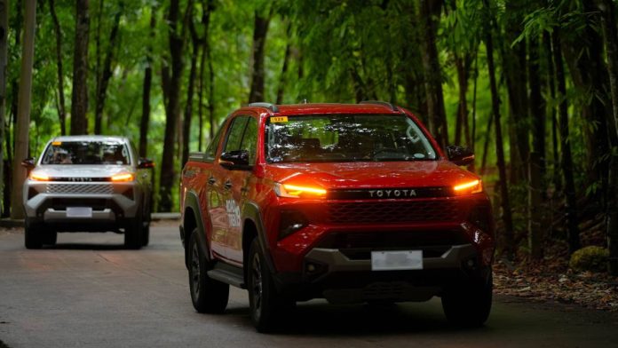 1 Hilux 2.8 4x4 Conquest (front) & Hilux 2.8 4x2 G (back)