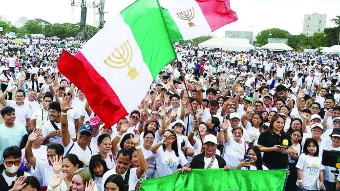 Members of Iglesia ni Cristo march along Roxas Boulevard to the Quirino Grandstand for the National Rally for Peace in this photo taken on January 2025. INQUIRER PHOTO: MARIANNE BERMUDEZ