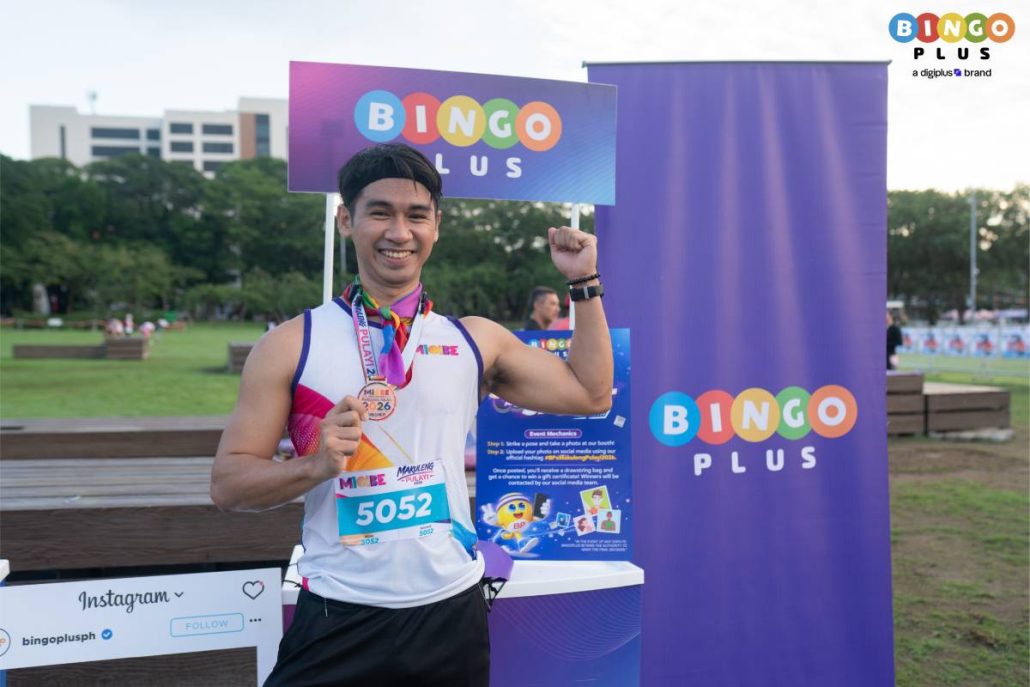 Runners pose by the BingoPlus booth