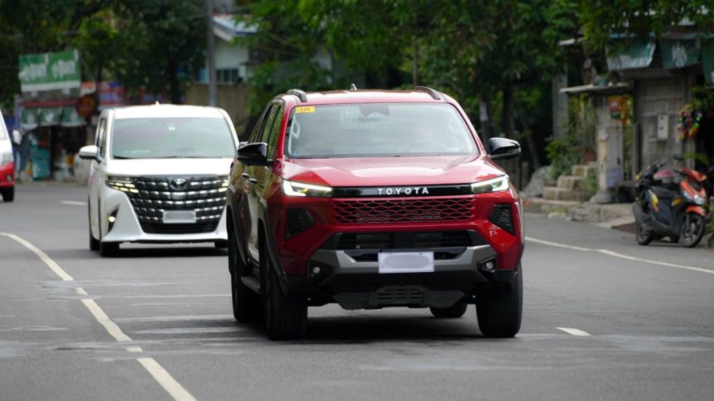Hilux 2.8 4x4 Conquest (front) & Alphard HEV (back)