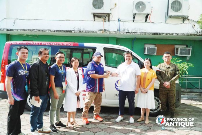 Antique_provl_hospital_copy_resized Antique Gov. Paolo Javier turned over a new ambulance) to personnel of the Angel Salazar Memorial General Hospital (ASMGH) as part of the provincial government's continuing efforts to strengthen emergency medical services and improve healthcare delivery in Antique. PROVINCE OF ANTIQUE PHOTO