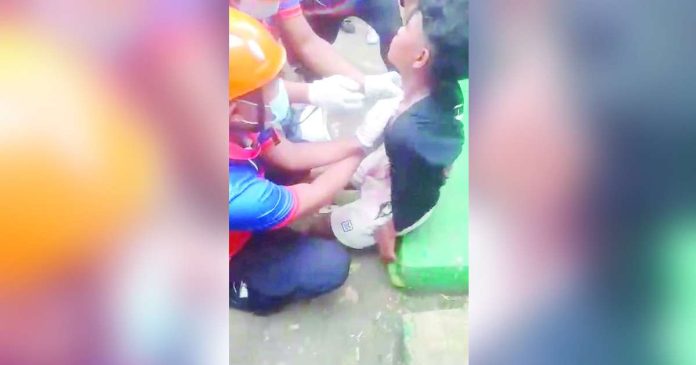 Bago school stabbing copy_superimposed Responding authorities administered first aid to a 16-year-old out-of-school youth who sustained a stab wound to the chest following an altercation with a Grade 9 student outside a school in Barangay Ma-ao, Bago City, Negros Occidental, on July 13. The victim was later taken to a hospital for treatment, while the other minor involved voluntarily surrendered to the police. 24/7 NEWS PHOTO
