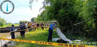Police investigate the death of a 39-year-old vendor whose body was found submerged in an irrigation canal in Purok Narra, Barangay Malingin, Bago City, on Tuesday, July 7. Authorities are pursuing leads to identify the suspect or suspects behind the killing. PRO-NIR PHOTO