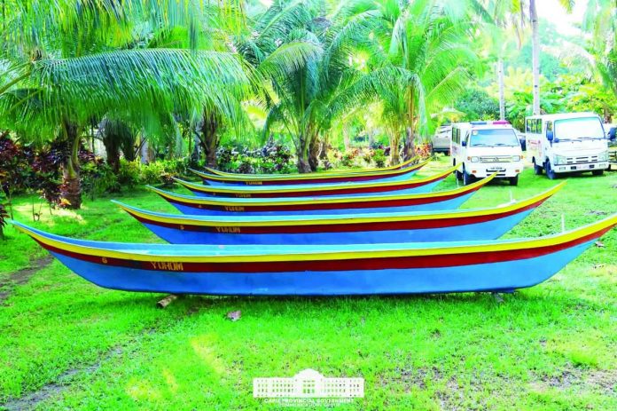 Capiz_fishermen_compressed_resized Fishermen in Barangay Balogo, Pilar, Capiz, received five fiberglass boats and 40 gill nets from the Capiz provincial government on July 15. The livelihood assistance, provided in partnership with the Bureau of Fisheries and Aquatic Resources (BFAR)-Capiz, aims to boost the productivity and income of local fisherfolk while promoting sustainable fishing practices. CAPIZ GOV’T PHOTO