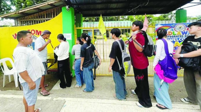 Capiz_public_schools_copy_compressed_resized A school personnel manually inspected the bags of students before they entered the campus of a public school in Roxas City, Capiz, as part of heightened security measures amid the lack of metal detectors in several schools across the province. The Department of Education–Capiz has called for increased funding and stronger community support to improve campus safety and strengthen security infrastructure.