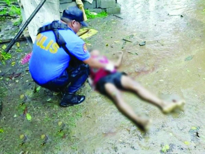 Cauayan_farmer_compressed_resized Personnel of the Cauayan Municipal Police Station examined the body of 29-year-old farmer Cyrus Tajedar after he was shot dead by five unidentified armed men outside his residence in Sitio Gut-ac, Barangay Abaca, Cauayan, Negros Occidental, on July 8. Police recovered seven spent 5.56-mm cartridge cases from the crime scene and are pursuing the unidentified suspects. CAUAYAN PNP PHOTO