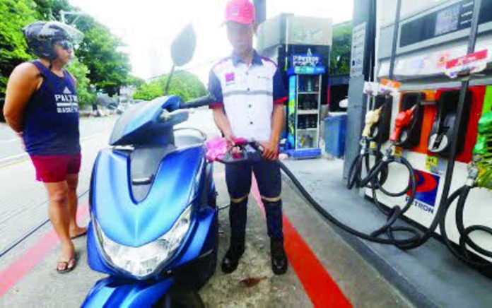 DOE_eyes_shift_compressed_resized A rider refuels at a gas station in Paco, Manila on Monday, July 13, 2026. The Department of Energy assured that the country has enough supply of oil. PNA PHOTO BY YANCY LIM
