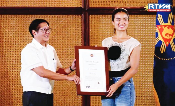 Eala SONA President Ferdinand R. Marcos Jr. honored Filipino tennis star Alexandra “Alex” Eala at Malacañang recently, describing her as a national inspiration who has brought immense pride to the country through her achievements, humility, and unwavering Filipino identity. PCO