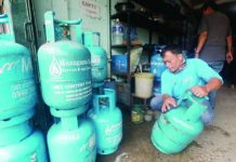 A worker prepares liquefied petroleum gas (LPG) tanks for delivery at a store in Paco, Manila, on June 26, 2026. The Bureau of Internal Revenue announced that the excise tax suspension on LPG and kerosene was lifted starting July 8, 2026 after the one-month average price of Dubai crude oil fell to below USD80 per barrel. PNA PHOTO BY YANCY LIM