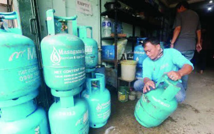 LPG_tax_compressed_resized A worker prepares liquefied petroleum gas (LPG) tanks for delivery at a store in Paco, Manila, on June 26, 2026. The Bureau of Internal Revenue announced that the excise tax suspension on LPG and kerosene was lifted starting July 8, 2026 after the one-month average price of Dubai crude oil fell to below USD80 per barrel. PNA PHOTO BY YANCY LIM