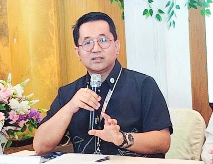 “Traditional health education methods such as symposiums have limited reach. Now, with the integration of technology, young people can access critical information and services directly through their smartphones, allowing for greater engagement,” says Commission on Population and Development Region 6 Population Program Officer IV Dr. Roilo Vincent Laguna. COMMISSION ON POPULATION AND DEVELOPMENT REGION 6 PHOTO