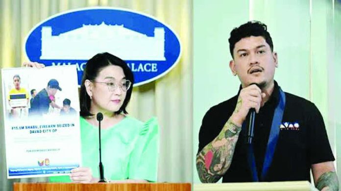 Palace_enforces_copy_compressed_resized “Gusto ba nila na hindi kikilos ang gobyerno, hindi susundin ang sinasabi ng batas at hayaan na makaalpas at makaligtas ang mga naaakusahang gumagawa ng krimen laban sa bayan?” says Palace Press Officer Claire Castro (left), in answer to a claim aired by Davao City Mayor Sebastian “Baste” Duterte.