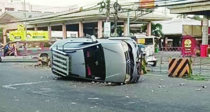 SUV overturns_compressed (1) A Montero Sport flipped over after hitting concrete barriers in Barangay Tagbak, Jaro, Iloilo City early Thursday morning, July 16, 2026. SCREENGRABBED FROM ANDREW LACHICA SINTOS/FB VIDEO