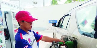 A gas station attendant fills up a car fuel tank in Pavia, Iloilo. Diesel prices could rise by P1 to P3 per liter while gasoline prices could either fall by up to P1 per liter or increase by as much as P1 per liter on July 7, 2026. AJ PALCULLO/PN