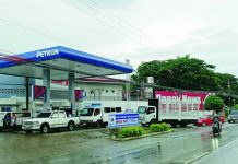 Vehicles line up at the Petron gasoline station in Barangay Mali-ao, Pavia, Iloilo on Monday afternoon, July 20, to fill up their tanks ahead of the scheduled big-time oil price hike set to take effect today, July 21. The Department of Energy announced maximum price increases starting today of up to P3.65 per liter for gasoline, P10.68 per liter for diesel, and P11.77 per liter for kerosene. AJ PALCULLO/PN