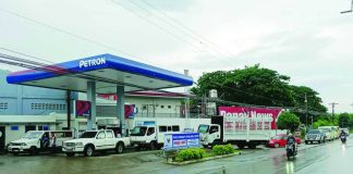 Vehicles line up at the Petron gasoline station in Barangay Mali-ao, Pavia, Iloilo on Monday afternoon, July 20, to fill up their tanks ahead of the scheduled big-time oil price hike set to take effect today, July 21. The Department of Energy announced maximum price increases starting today of up to P3.65 per liter for gasoline, P10.68 per liter for diesel, and P11.77 per liter for kerosene. AJ PALCULLO/PN