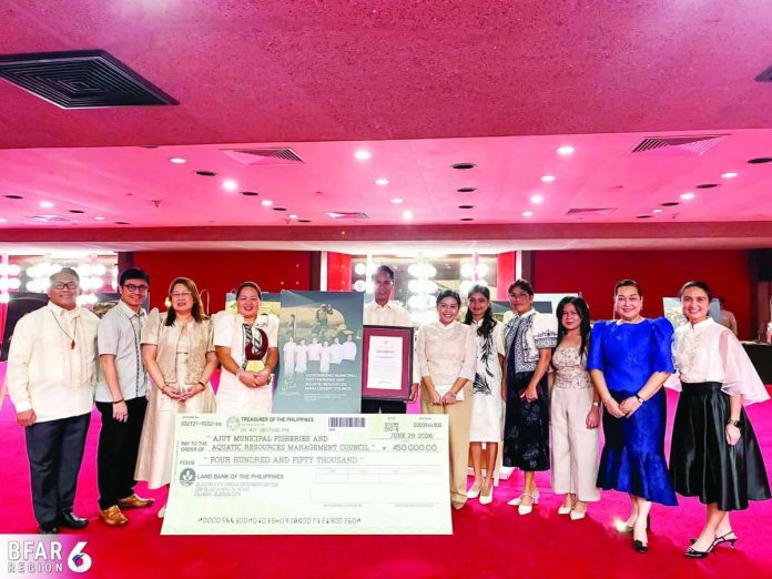 ime_Ajuy_copy_compressed_resized NATIONAL HONOR. Ajuy, Iloilo’a Mayor Loida Espinosa (6th from right), together with officials of the Department of Agriculture-Western Visayas, Bureau of Fisheries and Aquatic Resources, and members of the Ajuy Municipal Fisheries and Aquatic Resources Management Council, pose with the council’s P450,000 cash prize and trophy after being named the Outstanding Municipal Fisheries and Aquatic Resources Management Council during the 51st Gawad Saka Awards at the Philippine International Convention Center in Pasay City on June 29. The recognition highlights Ajuy’s excellence in participatory fisheries governance and sustainable coastal resource management. BFAR-6
