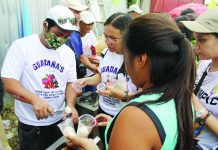 Prov’l ordinance recognizes Pavia as Iloilo ‘Sorbete Capital’; Economic contribution of local ice cream industry cited SWEET LEGACY. Members of Pavia, Iloilo’s pioneering Guadaña family serve their signature sorbete to Pavianhons during an “Ice Cream Festival” just this May, showcasing the century-old tradition that helped earn the municipality – particularly Barangay Anilao – the title of “Sorbete Capital of Iloilo”. AJ PALCULLO/PN