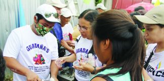 SWEET LEGACY. Members of Pavia, Iloilo’s pioneering Guadaña family serve their signature sorbete to Pavianhons during an “Ice Cream Festival” just this May, showcasing the century-old tradition that helped earn the municipality – particularly Barangay Anilao – the title of “Sorbete Capital of Iloilo”. AJ PALCULLO/PN