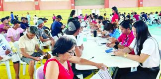 Department of Social Welfare and Development – Region 6 personnel assist beneficiaries fill-out forms for the Unified Package for Livelihoods, Industry, Food and Transport (UPLIFT) Program in Dumalag, Capiz. The program aims to help poor, near-poor and low-income households maintain their purchasing power amid the continuing energy emergency and rising costs of basic commodities. DSWD-6