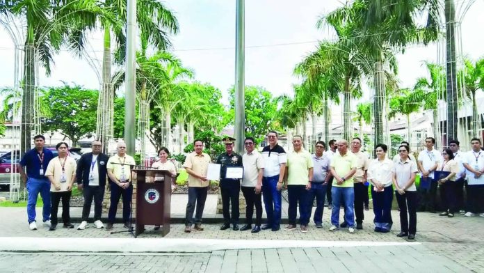 ime_commend_compressed_resized Gov. Arthur Defensor Jr. (6th from left) leads the presentation of resolutions of commendation to now retired 3rd Infantry Division commander Major General Michael G. Samson (7th from left) on July 13, 2026. BALITA HALIN SA KAPITOLYO