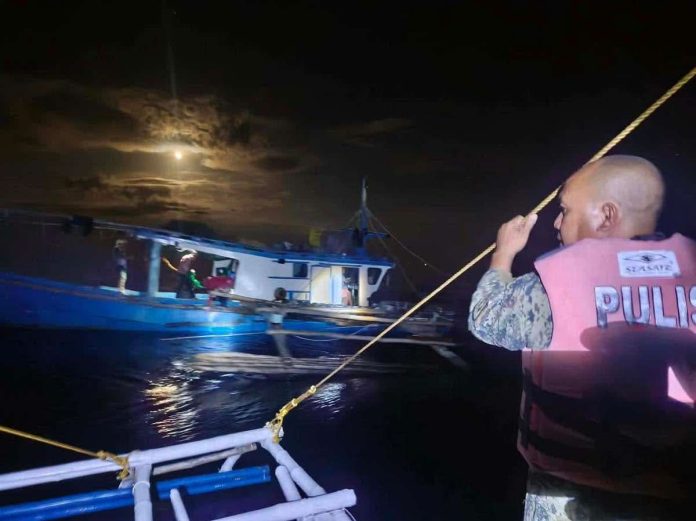 ime_negros_illegal_fishing_compressed_resized Personnel of the Iloilo Provincial Bantay Dagat Task Force, together with the Iloilo Provincial Mobile Force Company and the PNP Regional Intelligence Unit, intercept one of five fishing boats from Negros Occidental allegedly engaged in illegal trawl fishing off Sitio Baligiuan, Barangay Malangabang, Concepcion, Iloilo on July 5. The operation resulted in the arrest of five boat captains and the seizure of the fishing vessels and their paraphernalia for proper legal disposition. BALITA HALIN SA KAPITOLYO