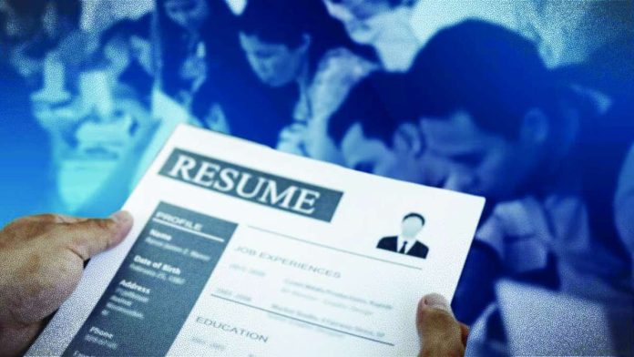 job_stats_compressed_resized Preliminary data from the Philippine Statistics Authority (PSA) showed the number of jobless Filipinos fell to 2.41 million in April from 2.58 million in March. This translated to an unemployment rate of 4.7 percent, down from 5 percent previously and marking the third straight month of improvement. INQUIRER FILES