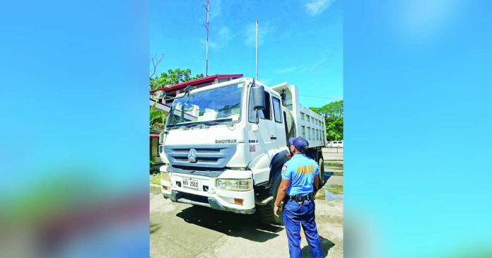 mai dump_compressed_superimposed A police officer of Lambunao, Iloilo inspects a dump truck impounded during a recent crackdown on illegal quarry operations. The campaign aims protect Iloilo’s natural resources while promoting responsible and legitimate quarry operations. LAMBUNAO MPS PHOTO