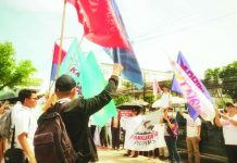 PRO-6 credits tight security for peaceful SONA day PEACEFUL PROTEST. Demonstrators wave flags and raise clenched fists during a peaceful assembly in Iloilo City held alongside President Ferdinand Marcos Jr.’s fifth State of the Nation Address on July 27. Police Regional Office 6 reported no major untoward incidents across Western Visayas, crediting comprehensive security preparations, heightened police visibility and sustained intelligence monitoring. AJ PALCULLO/PN