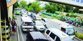 TRAFFIC SQUEEZE. Vehicles crowd a busy General Luna Street in Iloilo City as the city government intensifies traffic enforcement and road-clearing operations. Authorities apprehended 23,521 traffic violators and conducted 962 operations during the first year of Mayor Raisa Treñas’ administration. PN