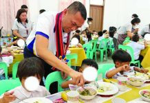 Massive feeding targets WV’s 188K undernourished learners Department of Education – Region 6 director Dr. Cristito Eco serves nutritious meals to young learners during the launch of “Healthy Learners, Stronger Champions: School-Based Feeding Program” in Roxas City on July 8. DEPED-WESTERN VISAYAS