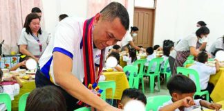 Department of Education – Region 6 director Dr. Cristito Eco serves nutritious meals to young learners during the launch of “Healthy Learners, Stronger Champions: School-Based Feeding Program” in Roxas City on July 8. DEPED-WESTERN VISAYAS