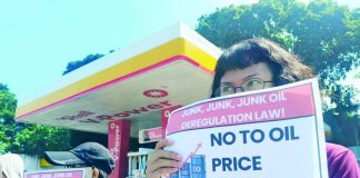 PROTEST VS PUMP PRICES. Consumers, students, and members of progressive organizations stage a picket protest outside a gasoline station in Iloilo City, demanding the repeal of the Oil Deregulation Law and opposing the latest “one-time, big-time” fuel price hike, which they warn will further drive up transportation fares, commodity prices, and the cost of living for ordinary Filipinos. ALTERMIDYA/BAYAN-Panay