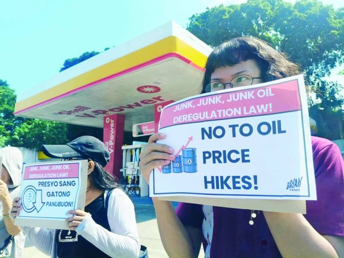 PROTEST VS PUMP PRICES. Consumers, students, and members of progressive organizations stage a picket protest outside a gasoline station in Iloilo City, demanding the repeal of the Oil Deregulation Law and opposing the latest “one-time, big-time” fuel price hike, which they warn will further drive up transportation fares, commodity prices, and the cost of living for ordinary Filipinos. ALTERMIDYA/BAYAN-Panay