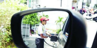 An oil company attendant caters to a customer in Quezon City on March 30, 2026. Fuel prices are projected to rise by as much asnP6.50 per liter next week because of renewed supply concerns due to restrictions at the Strait of Hormuz. PNA PHOTO BY ROBERT OSWALD ALFILER