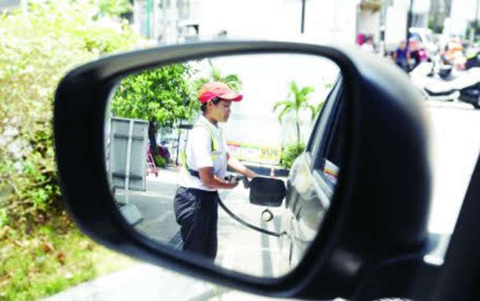 oil_compressed_resized An oil company attendant caters to a customer in Quezon City on March 30, 2026. Fuel prices are projected to rise by as much asnP6.50 per liter next week because of renewed supply concerns due to restrictions at the Strait of Hormuz. PNA PHOTO BY ROBERT OSWALD ALFILER