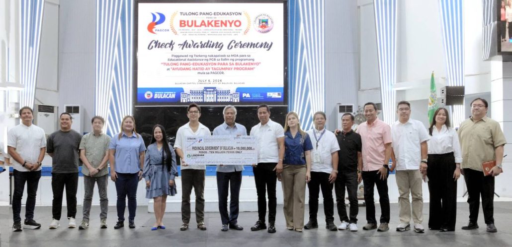 PAGCOR Chairman and CEO Alejandro H. Tengco (7th from left) leads the turnover of a P10 million scholarship grant to Bulacan Governor Daniel Fernando (8th from left) to support 2,000 incoming college and technical-vocational students in the province. Also in photo are Vice Governor Alexis Castro, Provincial Administrator Antonita Constantino, provincial board members, and other PAGCOR officials.