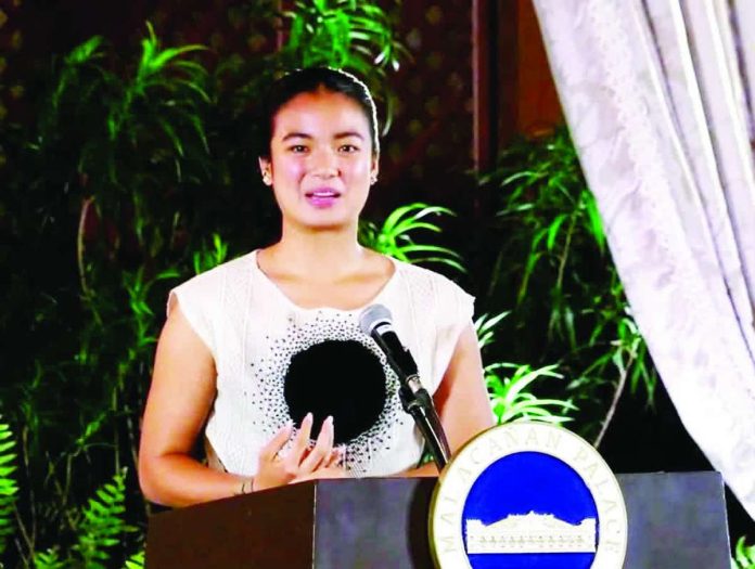 HOMECOMING HONOR. Philippine tennis star Alexandra Eala delivers her speech during the homecoming dinner hosted by President Ferdinand Marcos Jr. at Malacañang Palace in recognition of her historic Wimbledon campaign, where she became the first Filipina to reach the tournament's fourth round. PCO