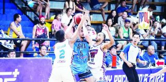 Bacolod MassKaras’ Emman Galman and Desmond Price challenge Abra Solid North Weavers’ Tucker Molina during their MPBL game at the One Arena in Cainta, Rizal. Abra handed Bacolod a record 129-45 defeat, the biggest winning margin in league history. MPBL PHOTO