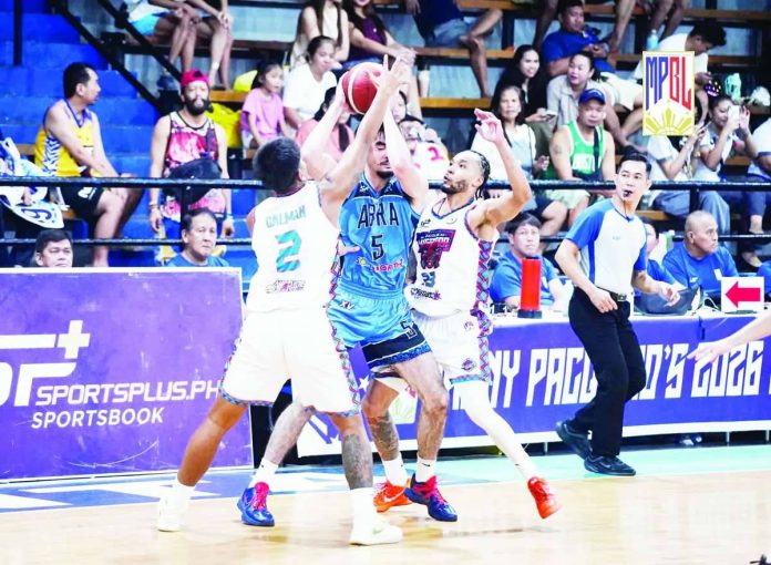 sports_Bacolod_compressed_resized Bacolod MassKaras’ Emman Galman and Desmond Price challenge Abra Solid North Weavers’ Tucker Molina during their MPBL game at the One Arena in Cainta, Rizal. Abra handed Bacolod a record 129-45 defeat, the biggest winning margin in league history. MPBL PHOTO