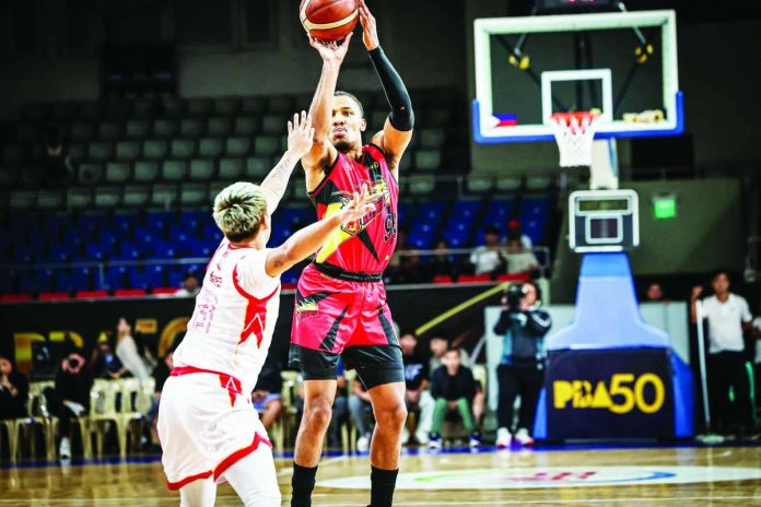 SHOOTING TOUCH. San Miguel Beermen import George King launches a three-pointer over Titan Ultra Giant Risers defender John Amores during the Beermen's emphatic 143-105 victory in the PBA Season 50 Governors' Cup at the Ninoy Aquino Stadium. PBA PHOTO