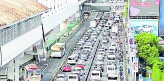 The Land Transportation Franchising and Regulatory Board has responded to complaints from the riding public about the “unauthorized or inconsistent collection of additional charges” by app-based ride-booking platforms. File photo shows the typical rush-hour traffic on Edsa. INQUIRER.NET/MARIANNE BERMUDEZ PHOTO