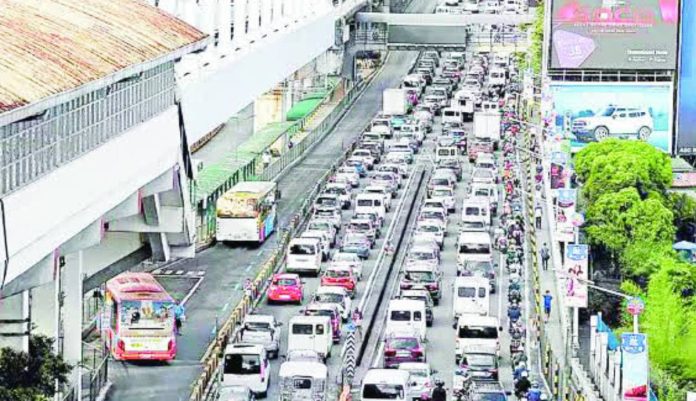 taxi booking fees The Land Transportation Franchising and Regulatory Board has responded to complaints from the riding public about the “unauthorized or inconsistent collection of additional charges” by app-based ride-booking platforms. File photo shows the typical rush-hour traffic on Edsa. INQUIRER.NET/MARIANNE BERMUDEZ PHOTO