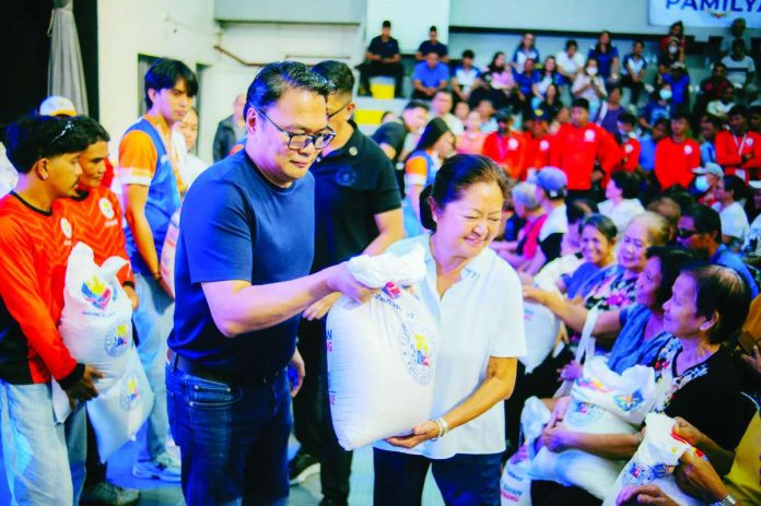 Bacolod_First_Lady_compressed_resized First Lady Liza Araneta-Marcos, together with Bacolod City Mayor Greg Gasataya, led the ceremonial distribution of the second tranche of the national government’s rice assistance program for qualified senior citizens at the STI Gym in Bacolod City on August 14, 2026. The program will provide a total of 40 kilograms of rice to each qualified beneficiary in four tranches this year. BCCO PHOTO
