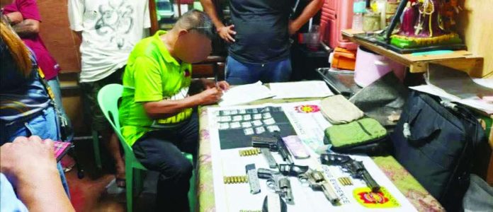 Bacolod_bust_copy_compressed_resized Police displayed approximately 60 grams of suspected shabu, four homemade firearms, ammunition, a magazine and buy-bust money recovered during a buy-bust operation in Zone 1, Barangay Handumanan, Bacolod City, on August 25, 2026. Three suspects were arrested in the operation. BALITA KARON NEGROS PHOTO