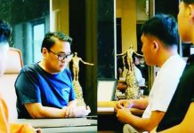 Bacolod City Mayor Greg Gasataya met with the security guard, cashier and store owner Neil Conde at his office on August 24 after they were allegedly deceived by a caller impersonating the mayor and transferred P9,900 in two transactions. Gasataya condemned the scam and ordered the Bacolod City Police Office to investigate and pursue those behind the scheme. MAYOR GREG GASATAYA PHOTOS VIA WDJ FB